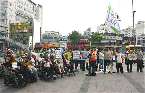 19일 오전 11시, 경장연은 '경기도지사 규탄 및 활동보조인서비스 제도화 촉구 투쟁결의대회'를 개최했다. 